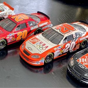 Tony Stewart 4-Pack
1999 Habit for Humanity Pontiac
2004 Home Depot Monte Carlo